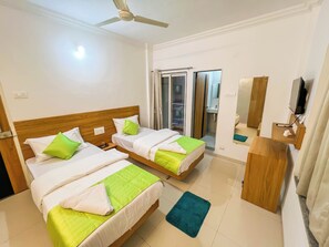 Deluxe-huone, parveke, kaupunkinäköala | Työpöytä, kannettavalle tietokoneelle sopiva työtila, ilmainen Wi-Fi