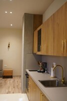 32-英寸智能电视（配备数码频道）、Netflix、流媒体服务