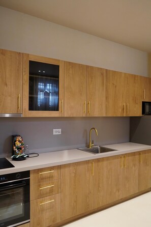 ตู้เย็นขนาดใหญ่, เตาอบ, เตาประกอบอาหาร, เครื่องชงกาแฟเอสเปรสโซ