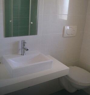 تجهيزات دش، مناشف، صابون