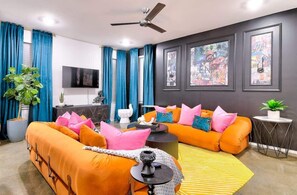 TV - Chic East Nash 4 BR Home w/Rooftop Views! 12 Beds! (Nashville)