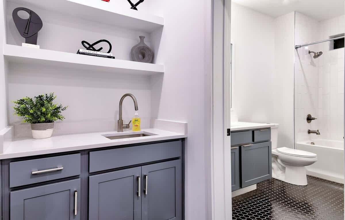 Een moderne badkamer met douche, toilet en wastafel.