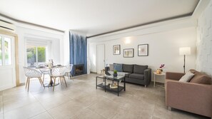 Living area - Villa in Quarteira Near Vilamoura Beach (Loulé)