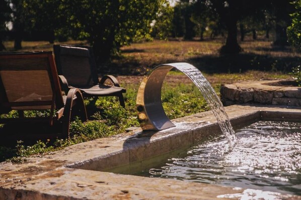 Una piscina al aire libre de temporada