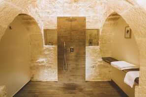 Ducha, artículos de tocador gratuitos, secador de pelo, toallas