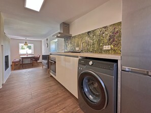 House | Private kitchen | High chair - Freistehendes Haus mit Ofen, Terrasse und Garten (Stadlern)