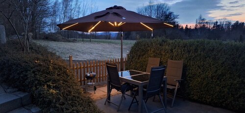 Freistehendes Haus mit Ofen, Terrasse und Garten