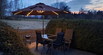 Freistehendes Haus mit Ofen, Terrasse und Garten