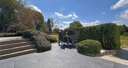 Freistehendes Haus mit Ofen, Terrasse und Garten