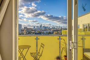 Interior - Sun Filled 2BD Flat With City Views, Mile End (Greater London)
