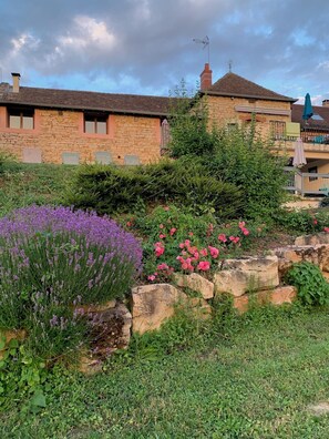 Property grounds - Gite "La maison de la colline" 5 minutes de Tournus Sud Bourgogne (Vers)
