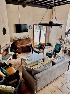 Fernseher, Kamin, Tischfußball, Tischtennisplatte