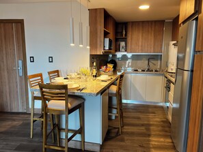 Micro-ondas, fogão, cooktop, cafeteira/chaleira
