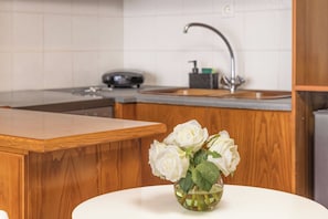 Deluxe suite, balkon, uitzicht op zee | Een kluis op de kamer, een strijkplank/strijkijzer, beddengoed