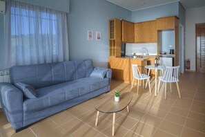 Caja de seguridad en la habitación y tabla de planchar con plancha 