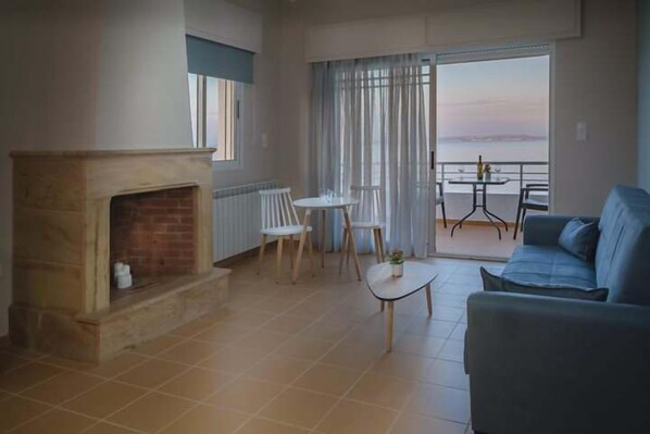 Suite, balcón, vistas al mar | Caja fuerte y tabla de planchar con plancha