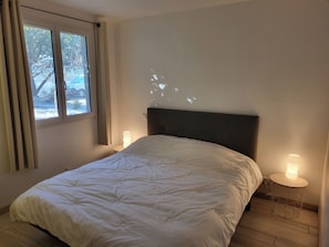 2 chambres, bureau, fer et planche à repasser, lit parapluie