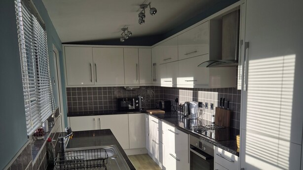 Private kitchen - Cosy 1BR Hideaway - Hot Tub, Wifi & Private Pond (Newark)