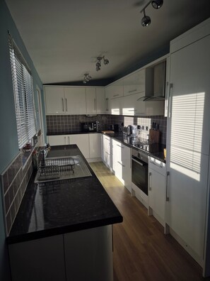 Hus | Eget kjøkken | Kjøleskap, mikrobølgeovn, ovn og kokeplater