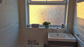 House | Bathroom | Combined shower/bathtub, deep-soaking bathtub, towels