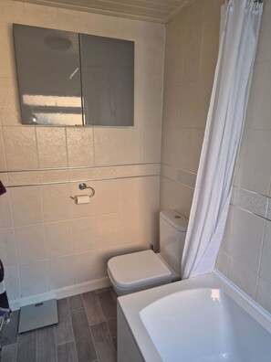 House | Bathroom | Combined shower/tub, deep soaking tub, towels - Cosy 1BR Hideaway - Hot Tub, Wifi & Private Pond (Newark)