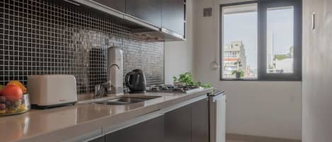 Appartement | Cuisine privée | Grand réfrigérateur, micro-ondes, four, plaque de cuisson