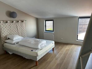 3 slaapkamers, een strijkplank/strijkijzer, reisbedje, gratis wifi