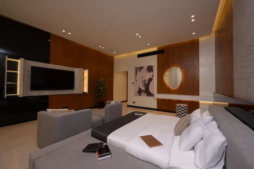 9 bedrooms, free WiFi, wheelchair access