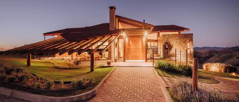 Vista frontal de la propiedad