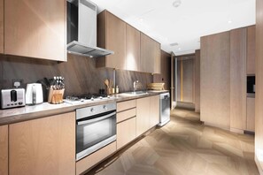 Fridge, microwave, stovetop, dishwasher - AirDXB - Stunning 3-Bedroom Retreat at FIVE Palm Jumeirah with Spectacular Views (Palm Jumeirah)