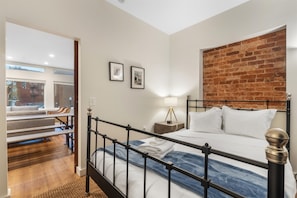 1 dormitorio, tabla de planchar con plancha, wifi y ropa de cama
