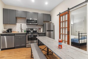 Frigorífico, microondas, horno y placa de cocina