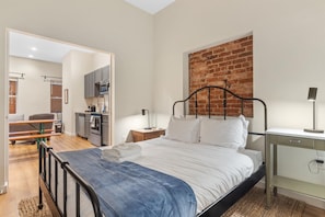 1 dormitorio, tabla de planchar con plancha, wifi y ropa de cama