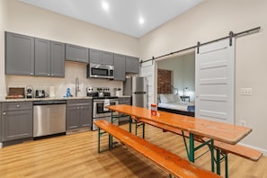 Frigorífico, horno, placa de cocina y cafetera o tetera