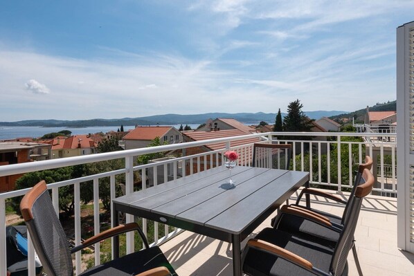 Outdoor dining - Great 2-Bedroom Apartment in Orebić (Orebic)