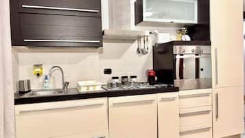 Frigorifero, microonde, forno, piano cottura