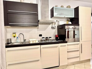 Refrigerador, microondas, horno, placa de cocina