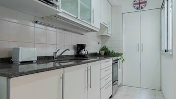 Departamento, 3 habitaciones | Cocina privada | Microondas, horno, parrilla de estufa y utensilios de cocina