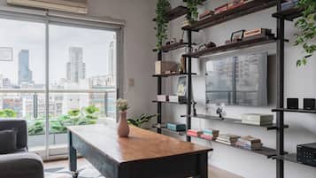 Departamento, 3 habitaciones | Área de sala de estar | Televisión