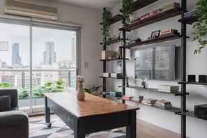 Apartment, 3 Schlafzimmer | Wohnbereich | Fernseher