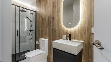 Een douche, een haardroger, handdoeken