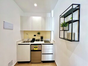 Kühlschrank, Wasserkocher mit Kaffee-/Teezubehör, Toaster