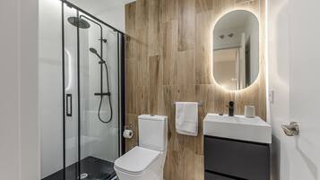 Douche, sèche-cheveux, serviettes fournies