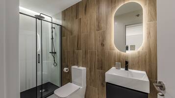 Een douche, een haardroger, handdoeken