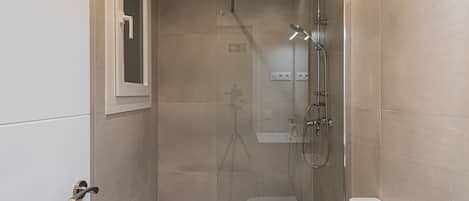 Douche, sèche-cheveux, serviettes fournies