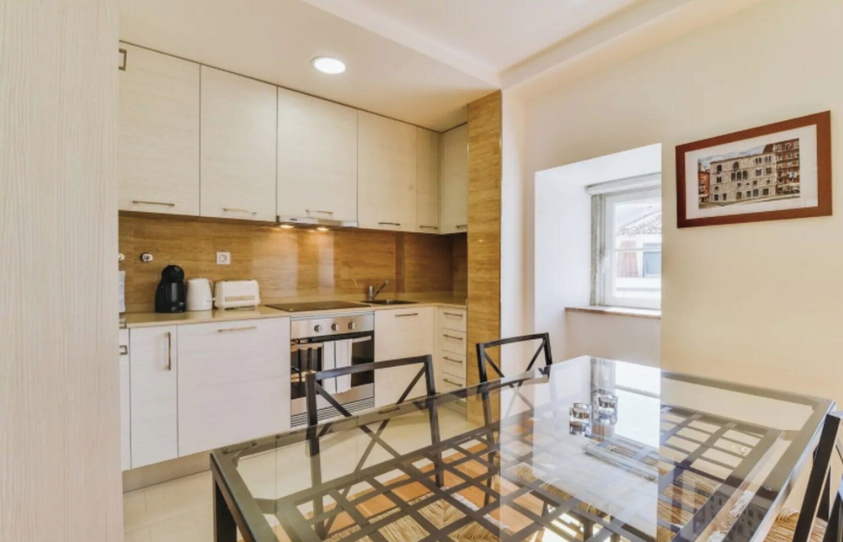 Réfrigérateur, four à micro-ondes, un four, surface de cuisson