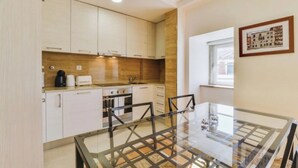 Coffee/tea maker, fridge, microwave, oven - Quiet Prince - City Center Apartment (2D) (Lisboa)