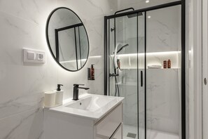 Shower, hair dryer, towels
