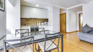 Un apartamento moderno con comedor, cocina y sala de estar.