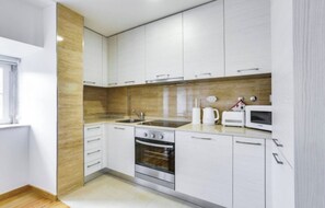 Réfrigérateur, four à micro-ondes, un four, surface de cuisson